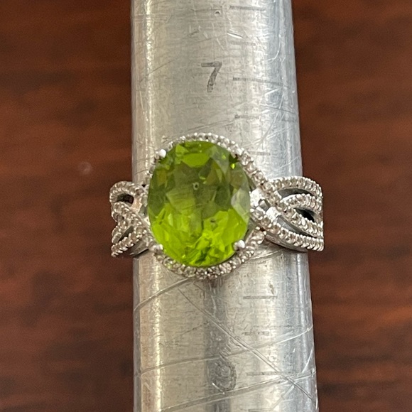 5.1 carat natural peridot and white zircon solid sterling silver ring - Picture 4 of 5